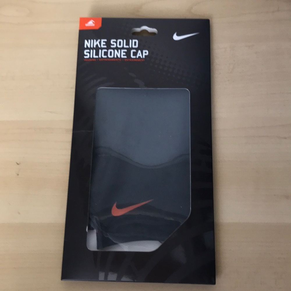 Nike solid silicone cap.